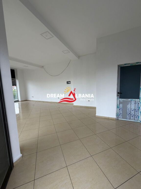 Dyqan për shitje në rrugën Kastriotet në Kamëz (ID 4171620)