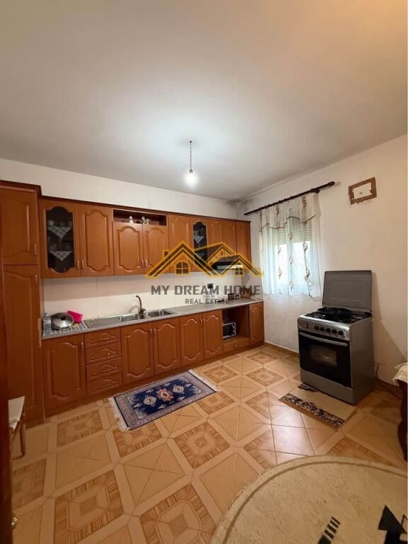 Okazion! Shitet vile 2-kateshe ne Bisht-Kamez!