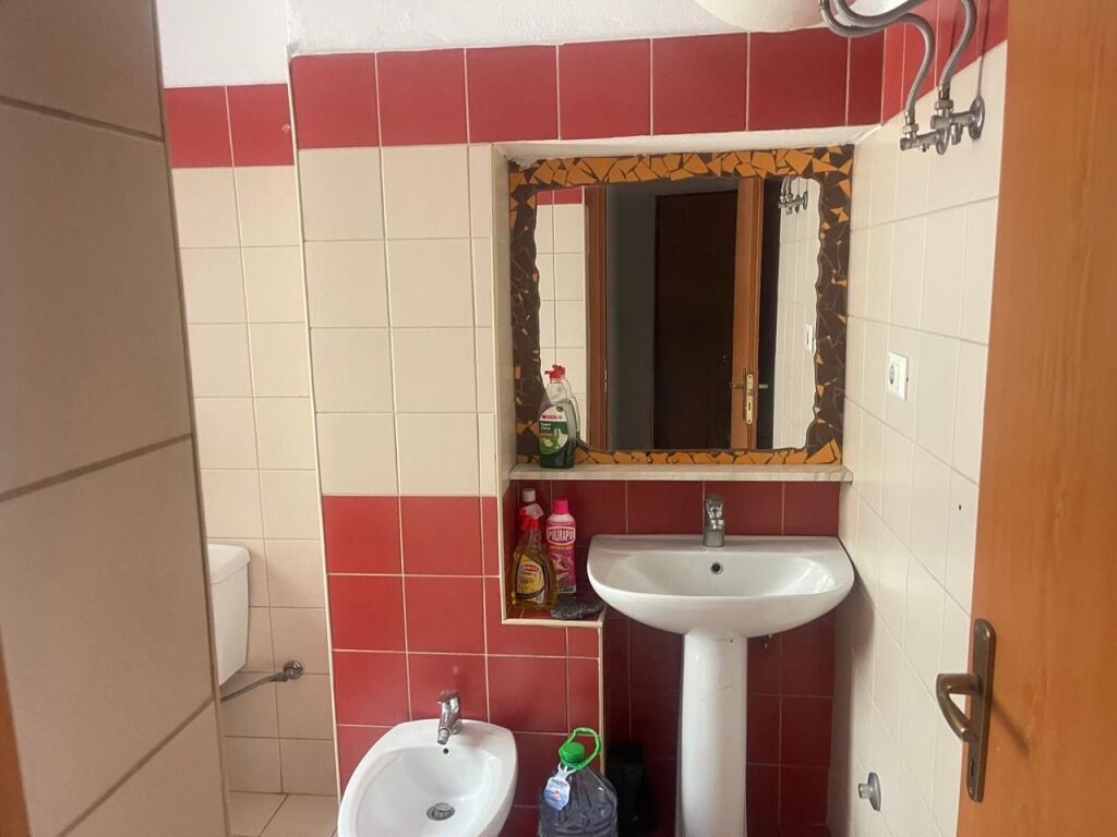 JEPET ME QERA 1+1 – TEK BRRYLI  📍 Mbrapa lokalit Votra  🏢 Kati 2 pa ashensor 🛋️ I mobiluar me mobilje të reja 💰 45,000 Lekë / muaj  ✅ Jepet edhe për Airbnb