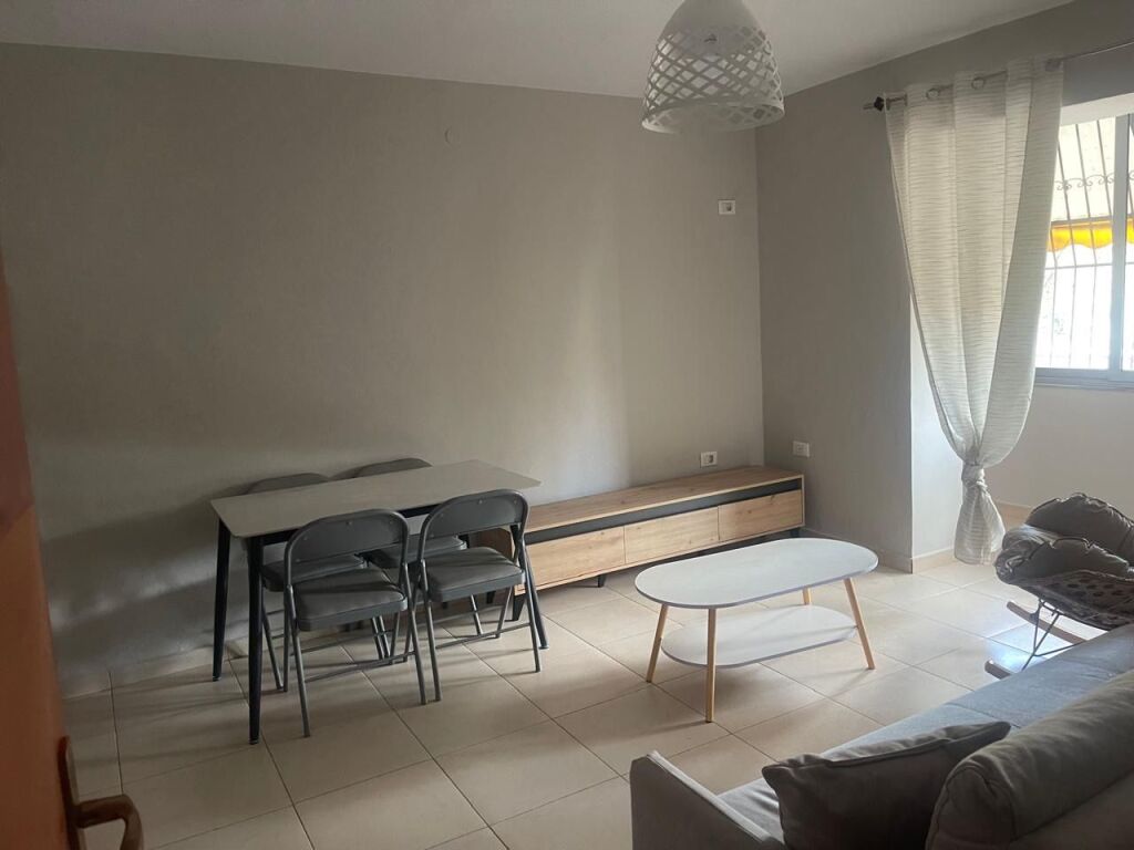 JEPET ME QERA 1+1 – TEK BRRYLI  📍 Mbrapa lokalit Votra  🏢 Kati 2 pa ashensor 🛋️ I mobiluar me mobilje të reja 💰 45,000 Lekë / muaj  ✅ Jepet edhe për Airbnb