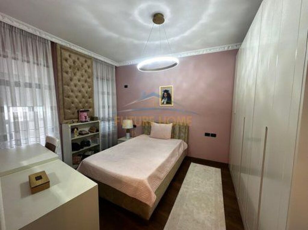 Shitet, Apartament 3+1+2 ,Unaza e Re ,Tiranë