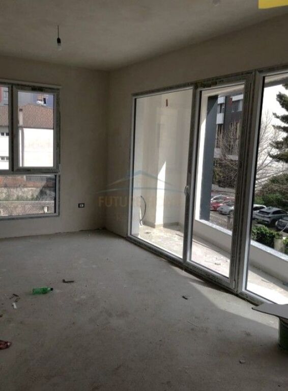 Shitet, Apartament 2+1+2, Ali Demi