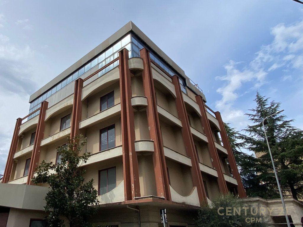ESCLUSIVO! Si affitta un edificio commerciale di 5 piani presso l'ex ultima stazione, Nuova Tirana.