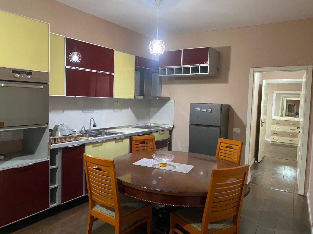 🏡 Jepet Apartament 2+1 me qera te Ish Tregu Elektrik, Tiranë