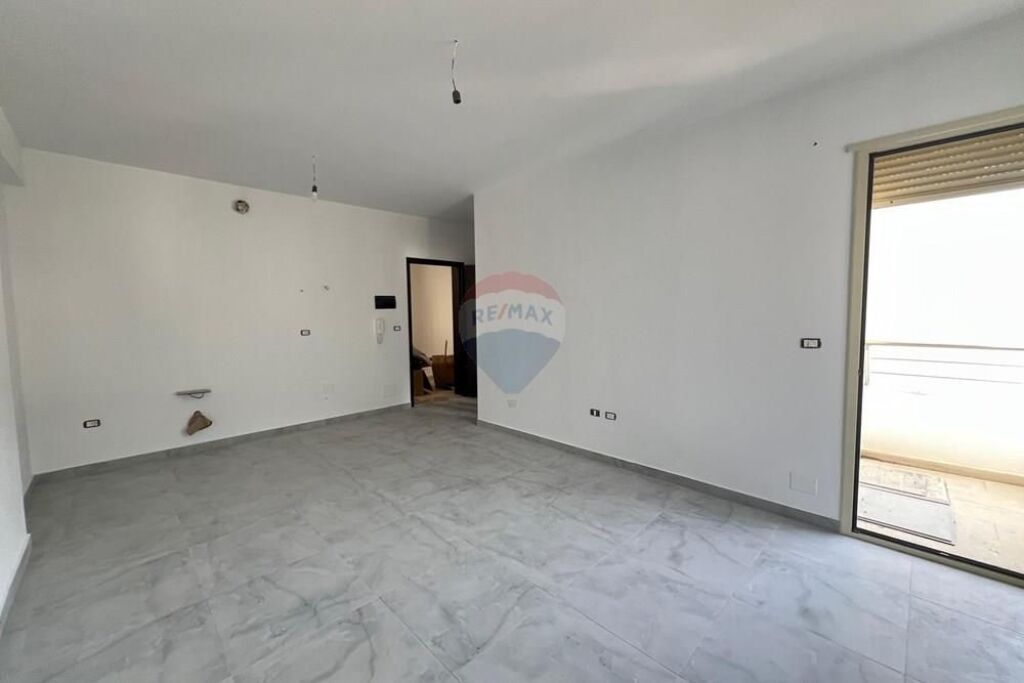 🏡 Garsoniere për Shitje vija e parë në Lungomare, Vlorë