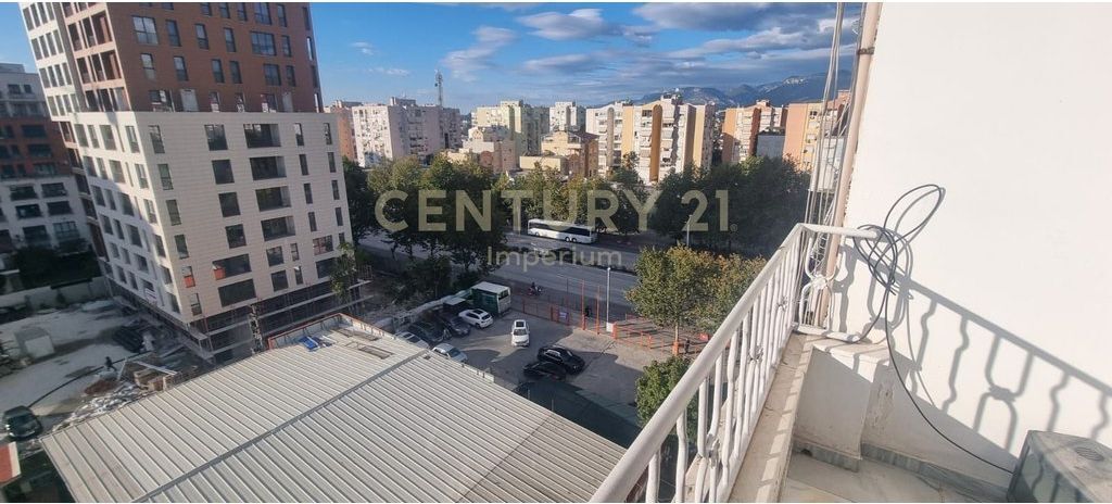 Appartamento 2+1 con cucina separata e 2 balconi in AFFITTO – Laprakë, Tirana