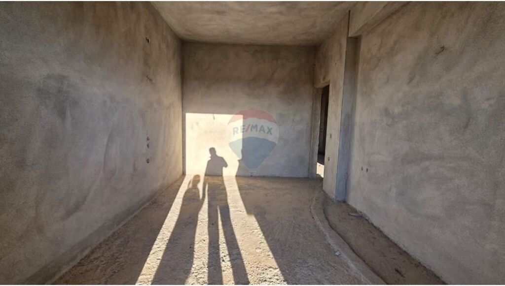 🏡 Vilë 3-katëshe për Shitje – Lagjia 24 Maji, Vlorë