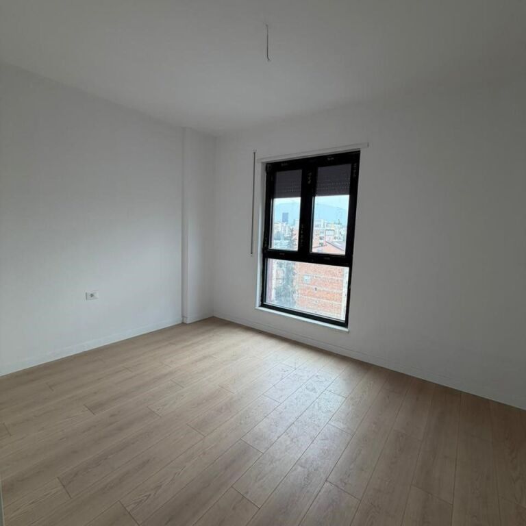 🏡 Shitet Apartament 2+1 + 2 Tualete – Komuna e Parisit 📍