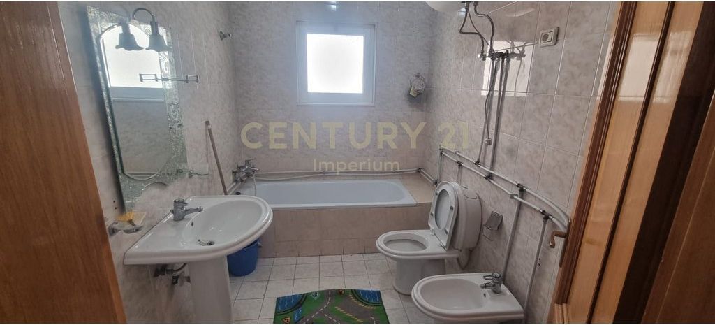 Appartamento 2+1 con cucina separata e 2 balconi in AFFITTO – Laprakë, Tirana