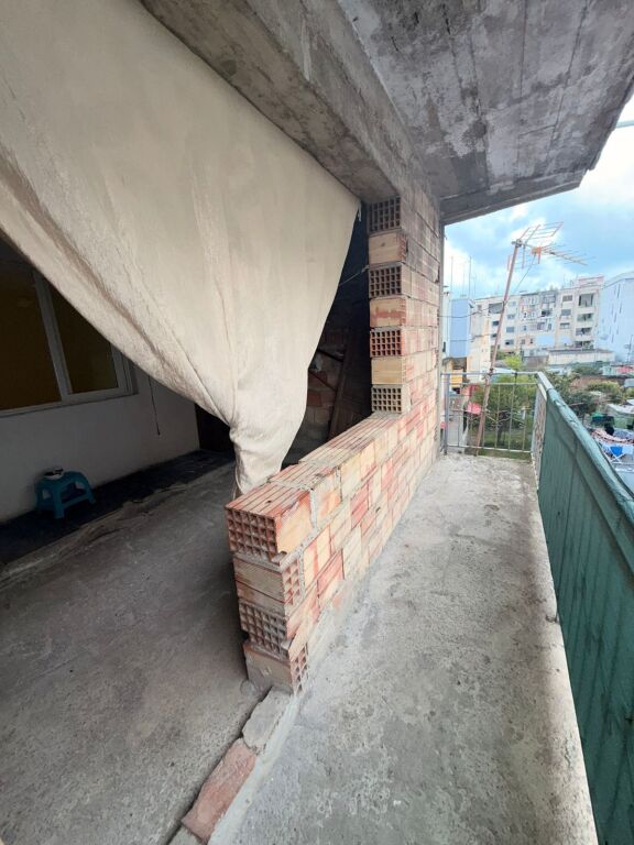 SHITET 2+1 ME BALLKON SPITALI DURRES