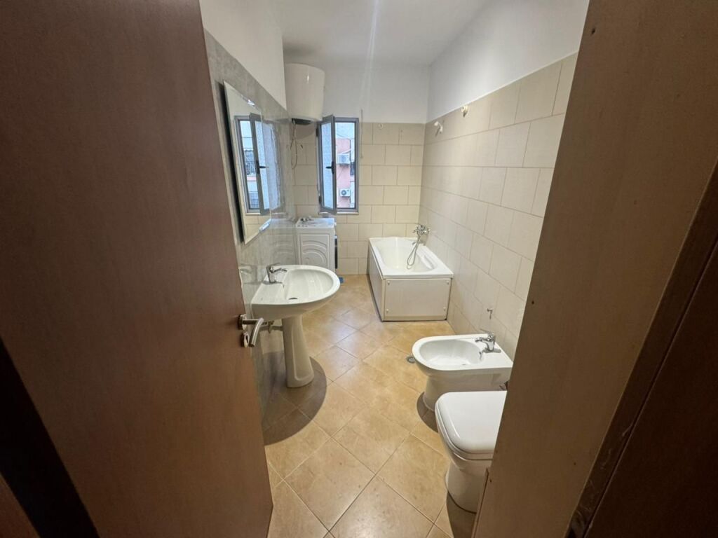 Shitet apartament ne Astir