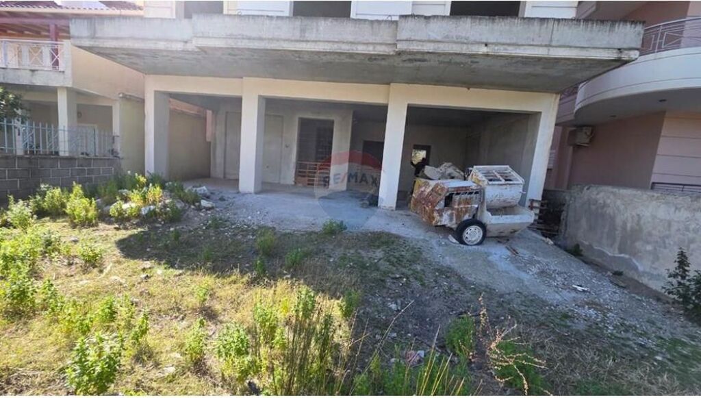 🏡 Vilë 3-katëshe për Shitje – Lagjia 24 Maji, Vlorë