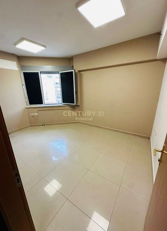 Kompleksi Halili - Jepet Me Qera 300m2 Ambjent Komercial