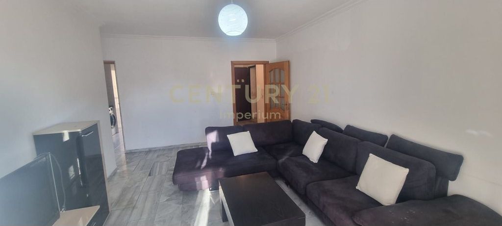 Appartamento 2+1 con cucina separata e 2 balconi in AFFITTO – Laprakë, Tirana
