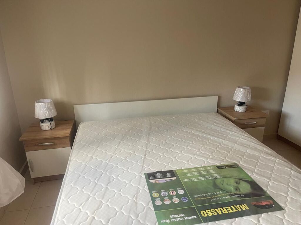 JEPET ME QERA 1+1 – TEK BRRYLI  📍 Mbrapa lokalit Votra  🏢 Kati 2 pa ashensor 🛋️ I mobiluar me mobilje të reja 💰 45,000 Lekë / muaj  ✅ Jepet edhe për Airbnb