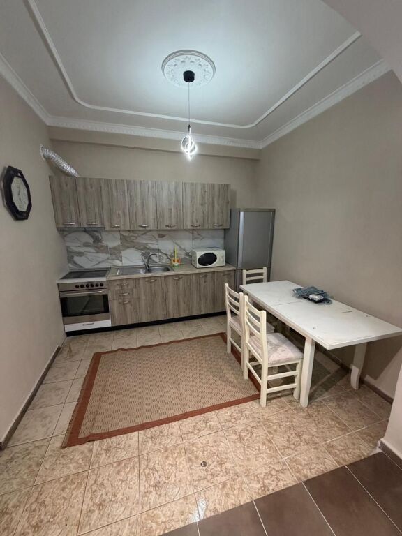 JEPET APARTAMENT ME QERA 1+1 KINOSTUDIO