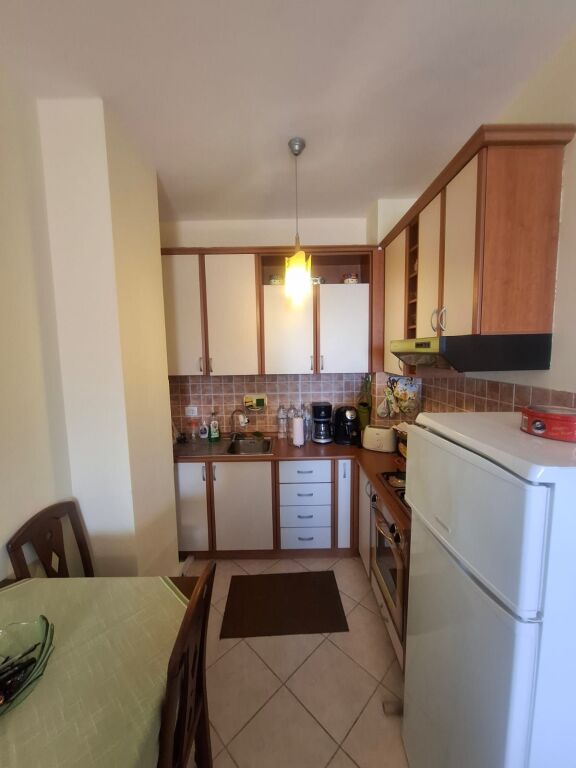 Shitet Apartament 1+1 Tek Shkembi i kavajes