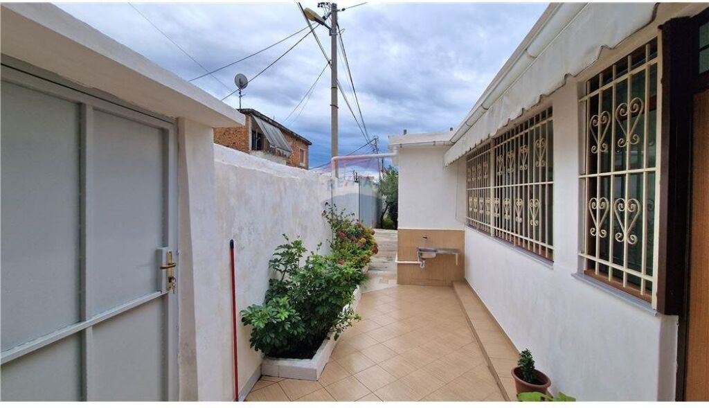 🏡 Shtëpi Private për Shitje – Vlorë (Çole, Lagjja “24 Maj”)