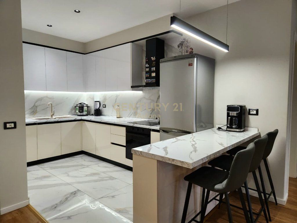 APARTAMENT MODERN 2+1 ME QIRA PRANE LUNGOMARE 1