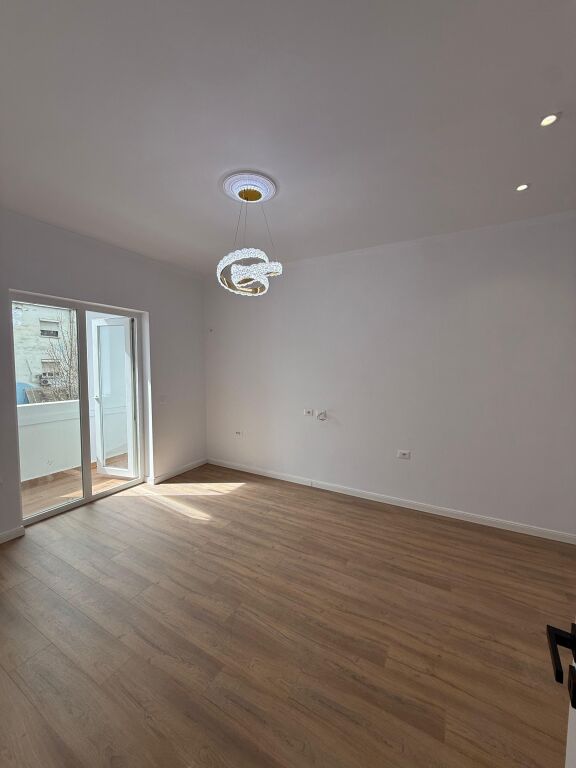 Shitet apartamenti 2+1