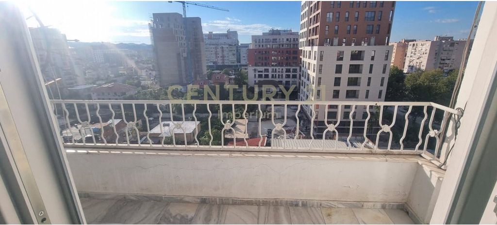 Appartamento 2+1 con cucina separata e 2 balconi in AFFITTO – Laprakë, Tirana