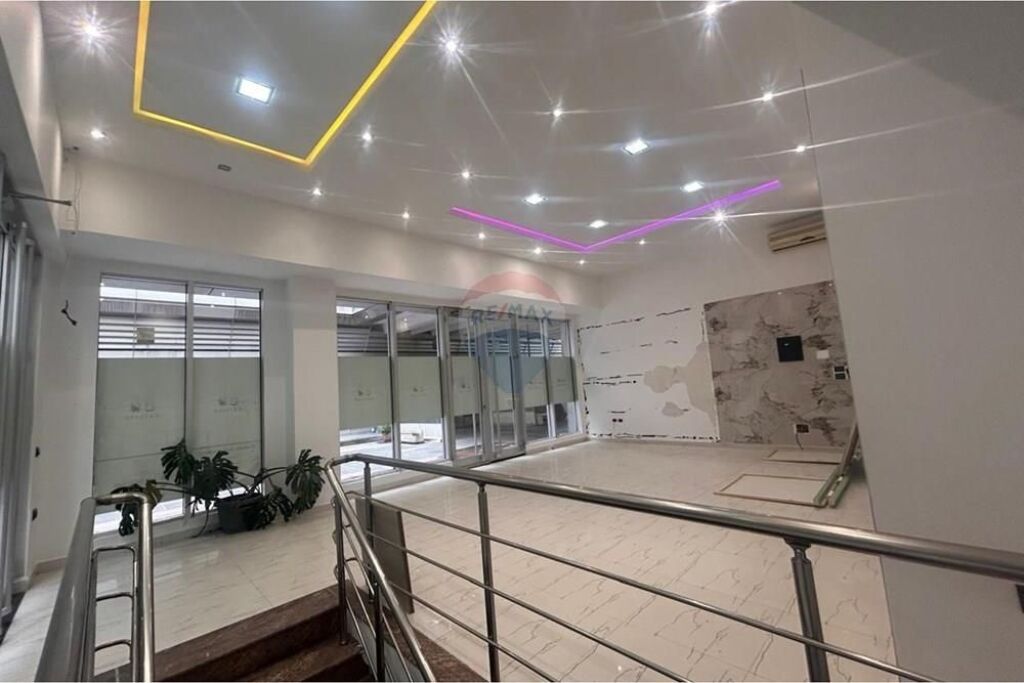 🏪 Dyqan – Për Shitje |  Vlorë 📍 Pas Conad | Sheshi Isa Boletini