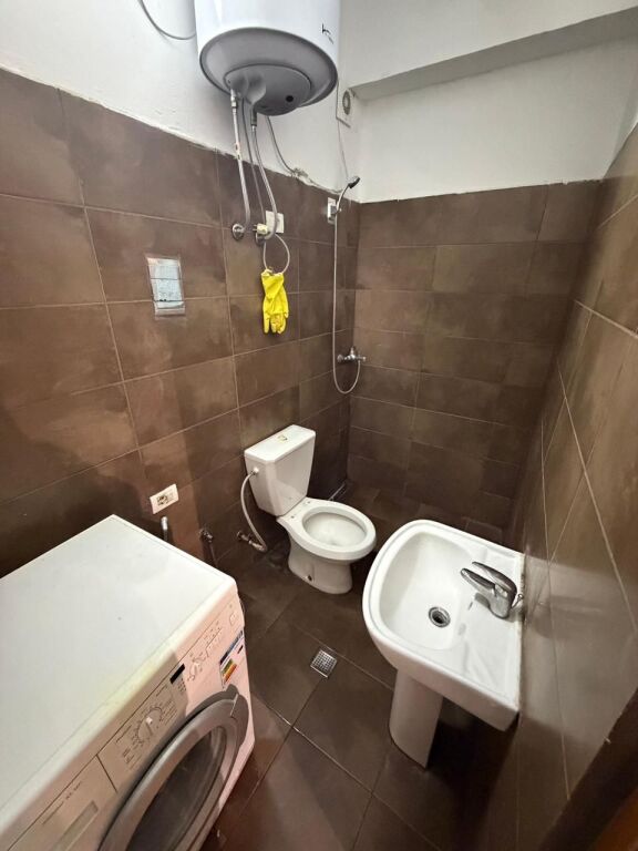 JEPET APARTAMENT ME QERA 1+1 KINOSTUDIO