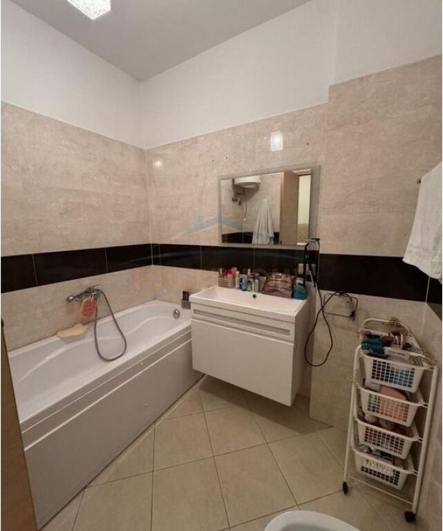 Shitet,Apartament 2+1+2, Kompleksi Tower Bridge,Rruga e Dibres.