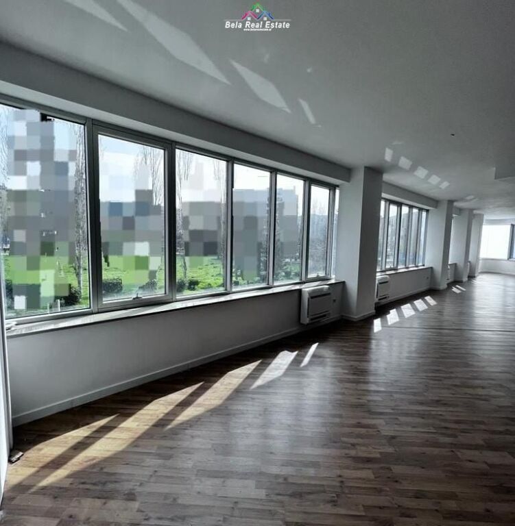 Zyre Me Qera tek Stadiumi Dinamo (ID BZ2900) Tirane