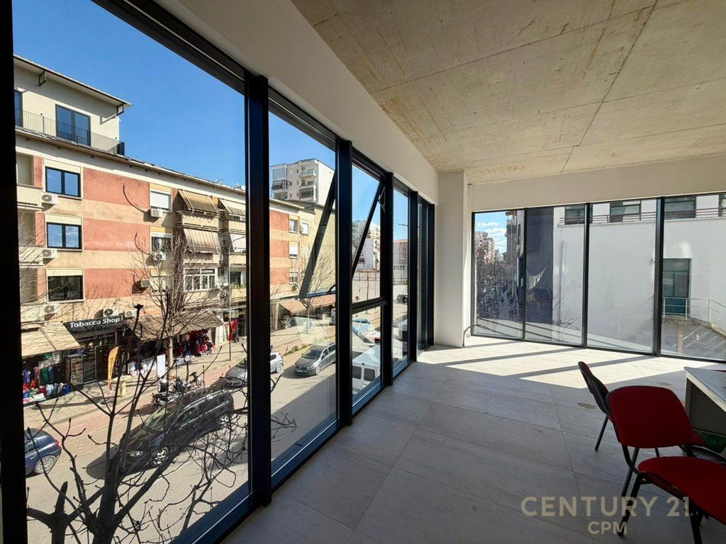 AMBIENT OPEN SPACE 110 M² ME QIRA – BUZË RRUGËS SË BARRIKADAVE!