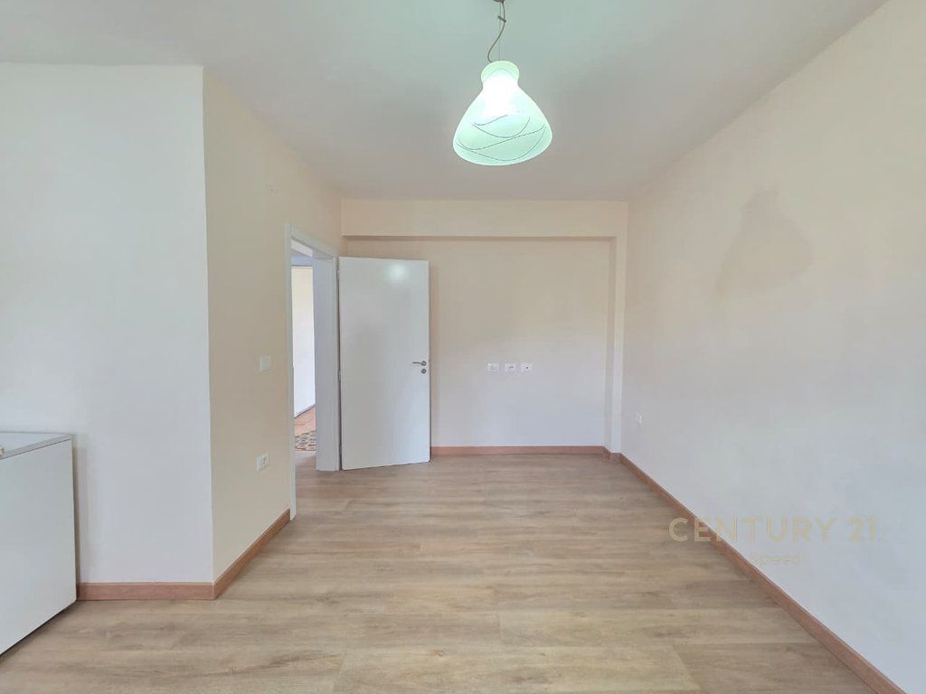 Locale in affitto per uffici a Pazari i Ri!