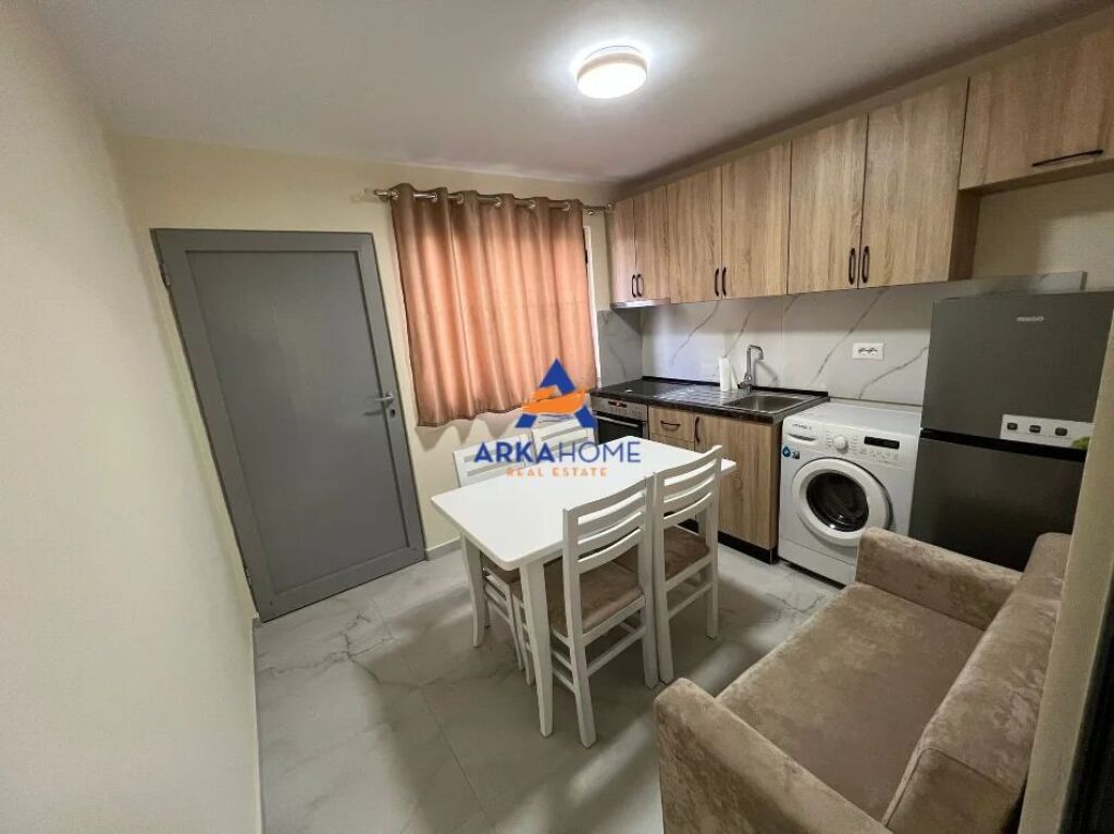 JEPET APARTMENT ME QERA 1+1+ BALLKON "ZONA E SHKOLLES SE BASHKUAR , 5MIN NGA FAKULTETI I MJEKESISE" 400 EURO