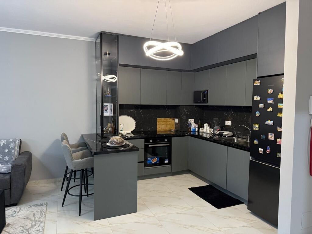 Disponojme apartament 1+1 per qera tek Kompleksi Golden Park,Rruga e Kavajes.