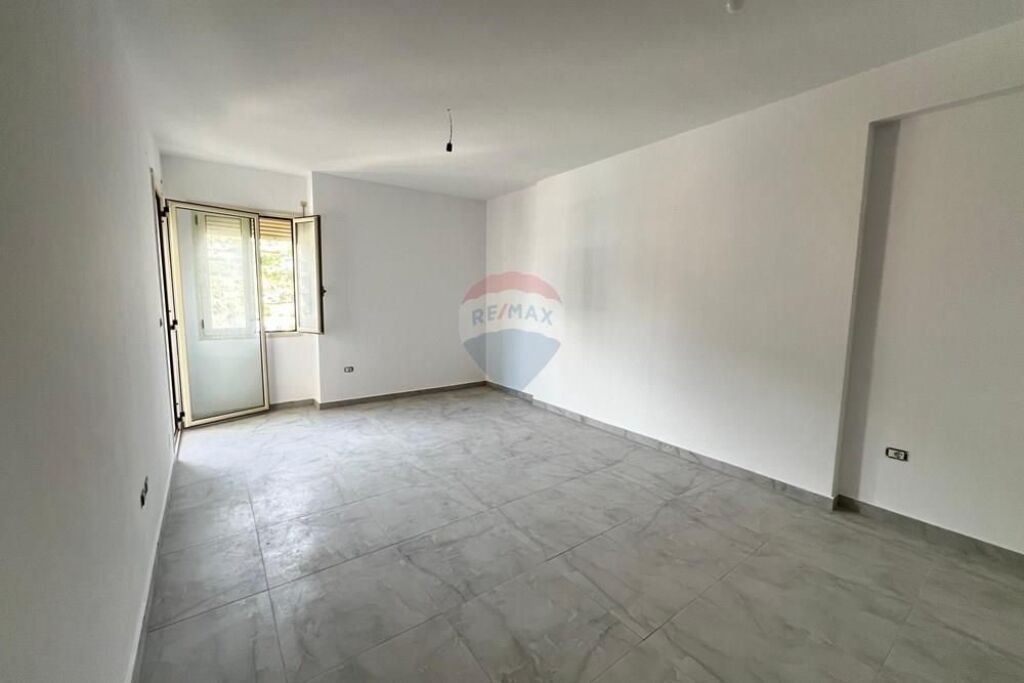 🏡 Garsoniere për Shitje vija e parë në Lungomare, Vlorë