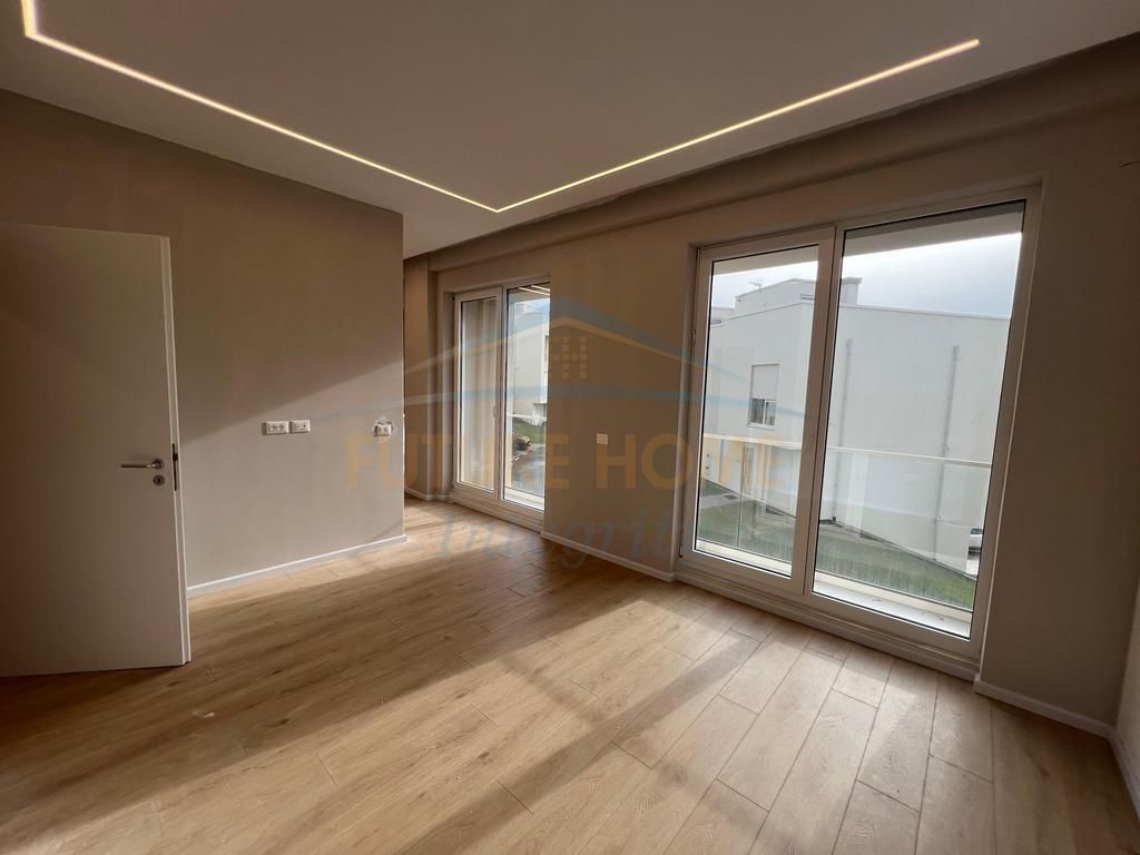 Shitet Vilë 3-Katëshe+2 Poste parkimi, AbA Residence