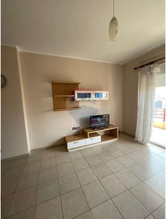 🏡 Apartament 1+1 me Qira – Lungomare, Vlorë