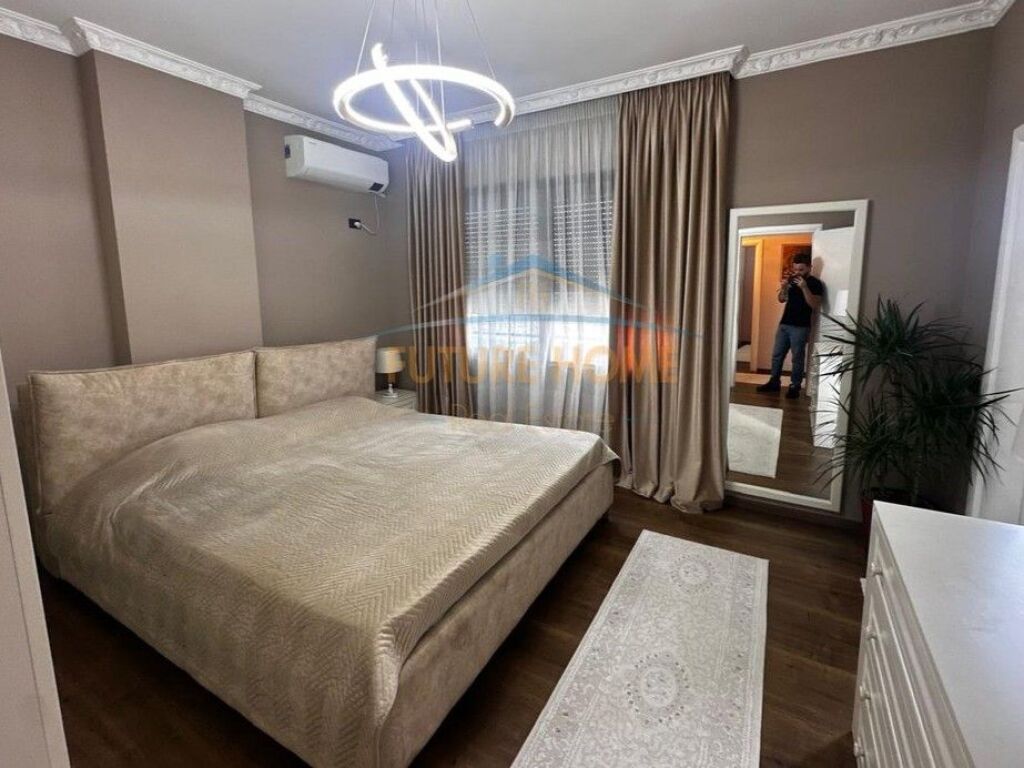 Shitet, Apartament 3+1+2 ,Unaza e Re ,Tiranë