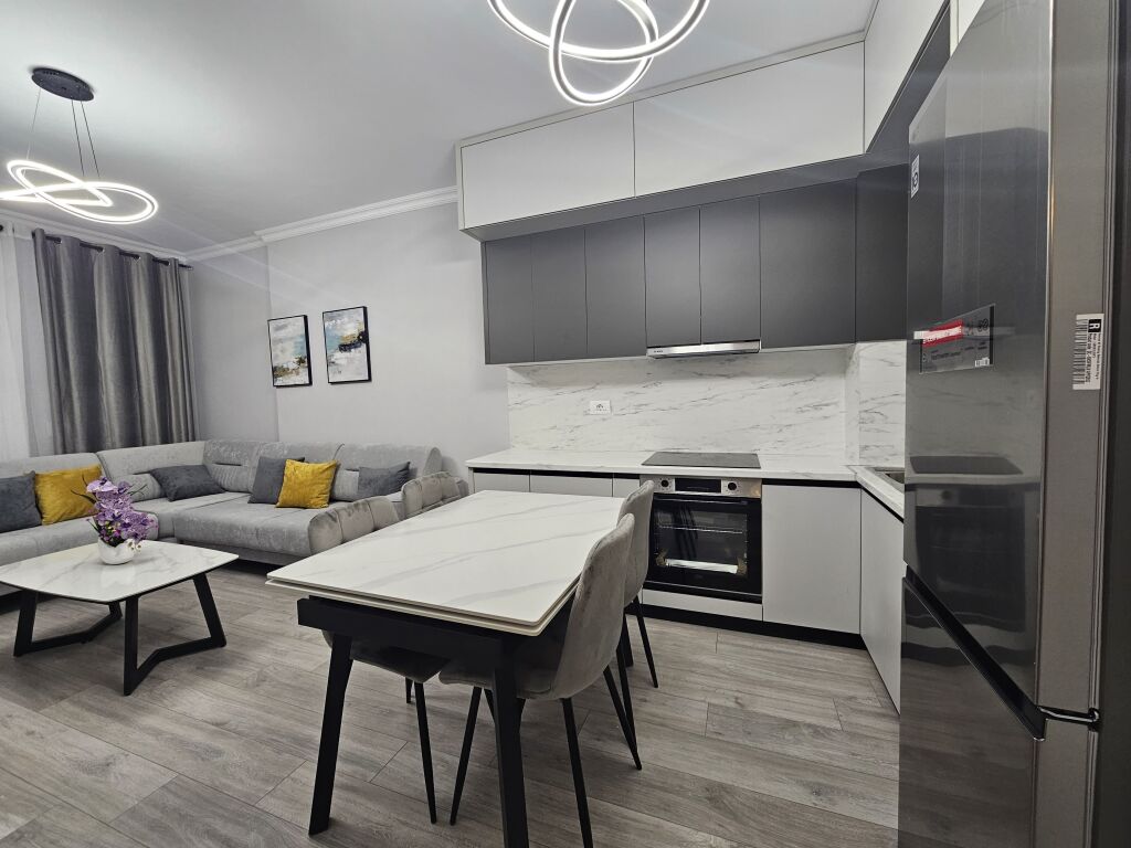 Univers city Jepet me qera apartament 2+1+2