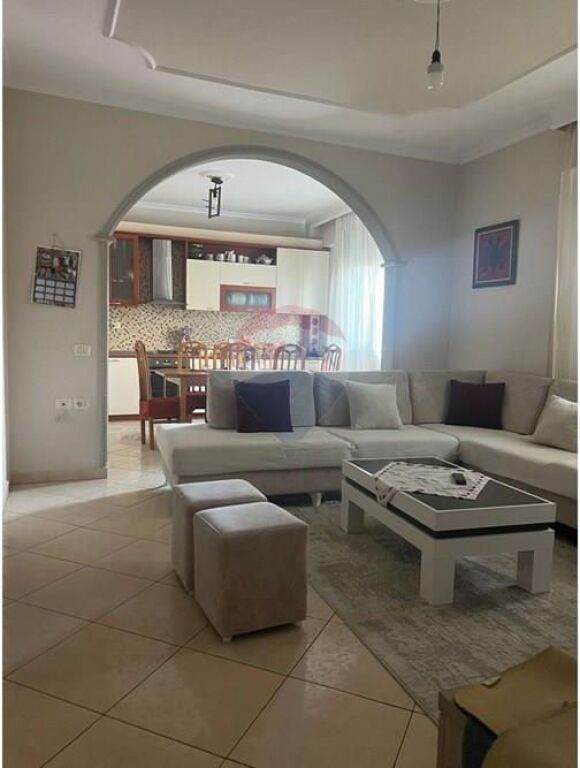 🏡 Apartament 2+1 me Qira – Lungomare, Vlorë