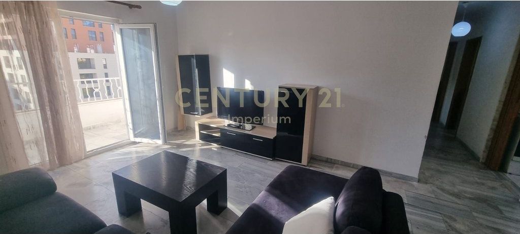 Appartamento 2+1 con cucina separata e 2 balconi in AFFITTO – Laprakë, Tirana