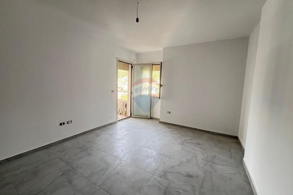 🏡 Garsoniere për Shitje vija e parë në Lungomare, Vlorë