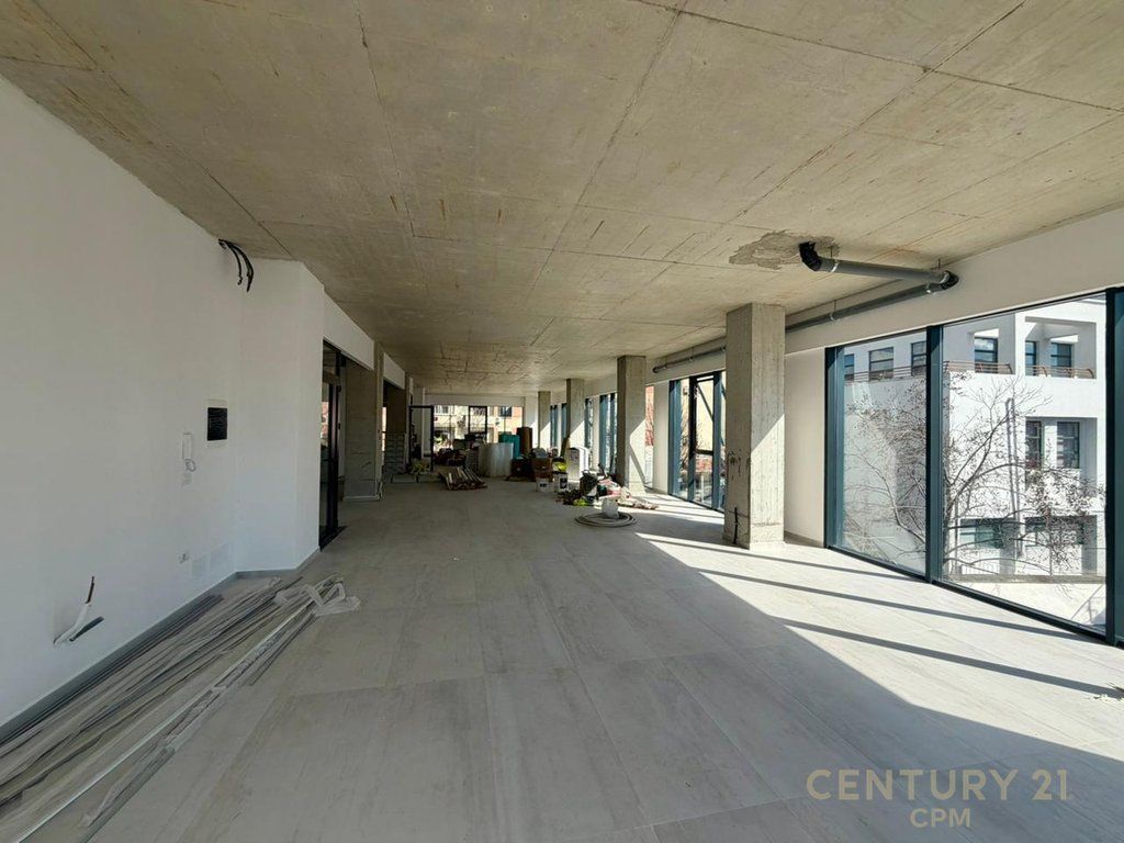 AMBIENT OPEN SPACE 110 M² ME QIRA – BUZË RRUGËS SË BARRIKADAVE!