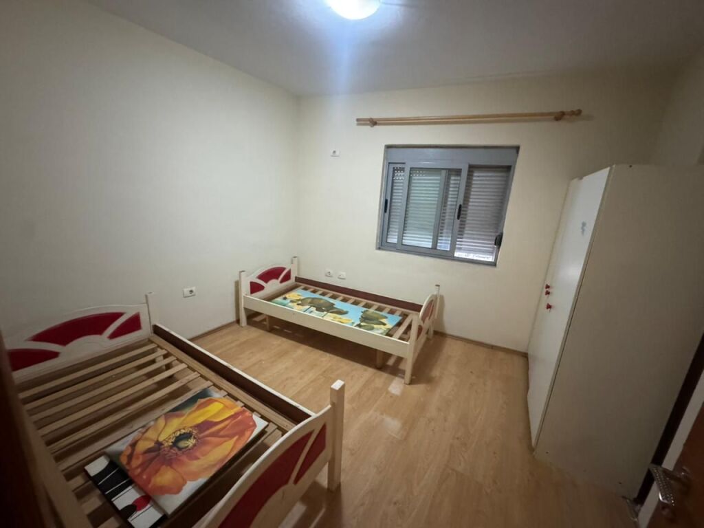 Shitet apartament ne Astir