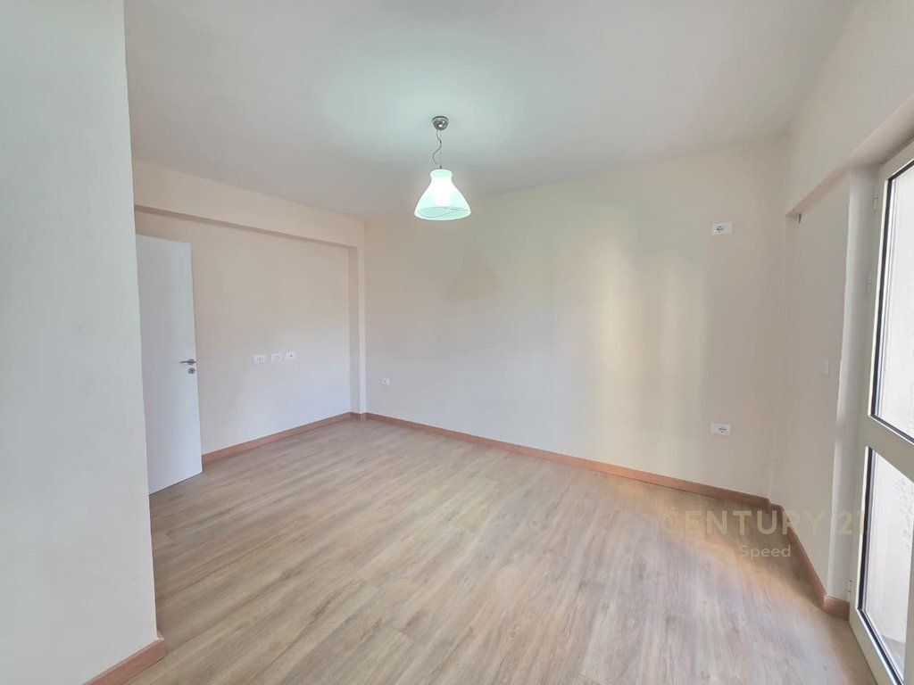 Locale in affitto per uffici a Pazari i Ri!