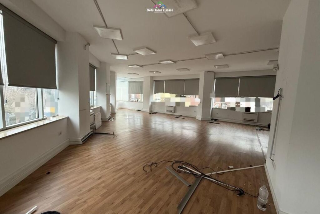 Zyre Me Qera tek Stadiumi Dinamo (ID BZ2900) Tirane