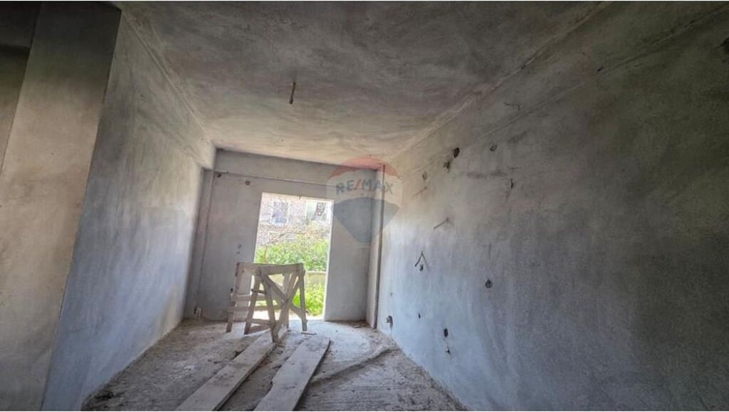 🏡 Vilë 3-katëshe për Shitje – Lagjia 24 Maji, Vlorë