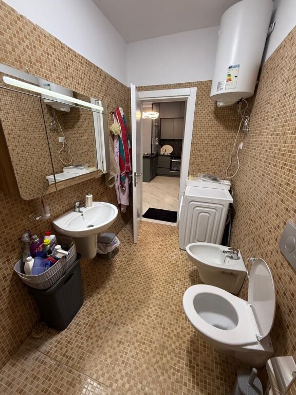 Disponojme apartament 1+1 per qera tek Kompleksi Golden Park,Rruga e Kavajes.