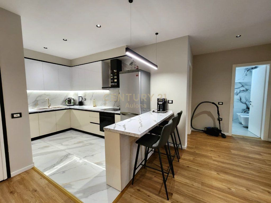 APARTAMENT MODERN 2+1 ME QIRA PRANE LUNGOMARE 1