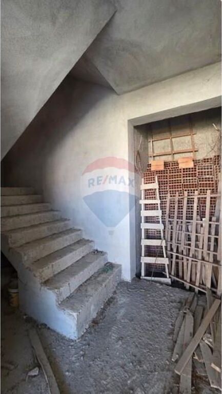 🏡 Vilë 3-katëshe për Shitje – Lagjia 24 Maji, Vlorë