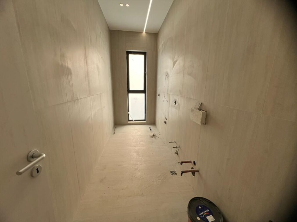 Ambient zyrash per qira tek Vasil Shanto.